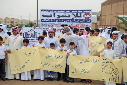 الإضراب أصبح متكررا في الكويت .. وفي الصورة إضراب سابق لطلاب المدارس ضد تلوث البيئة